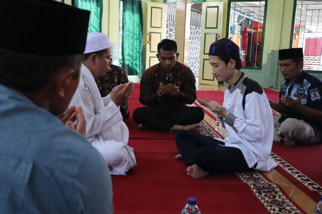 Disaksikan Kalapas Tembilahan Kanwil Kemenkumham Riau, Satu Orang WBP Menjadi Mualaf dan Mantap Memeluk Agama Islam
