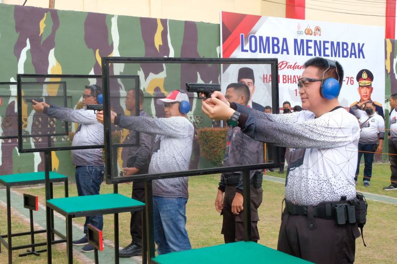 Sambut Hari Bhayangkara Ke 76, Polda Riau Gelar Lomba Menembak Bersama Jurnalis