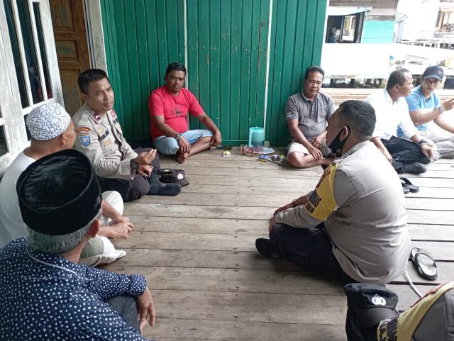 Binmas Polsek Jemaja Basembang Bercerita Bersama Masyarakat Desa Kuala Maras