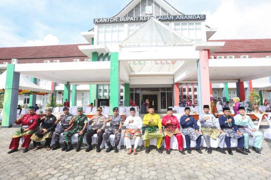 (Foto) Bupati Abdul Haris Sebagai Pembina Upacara Pringatan HUT Kabupaten Kepulauan Anambas Ke-14