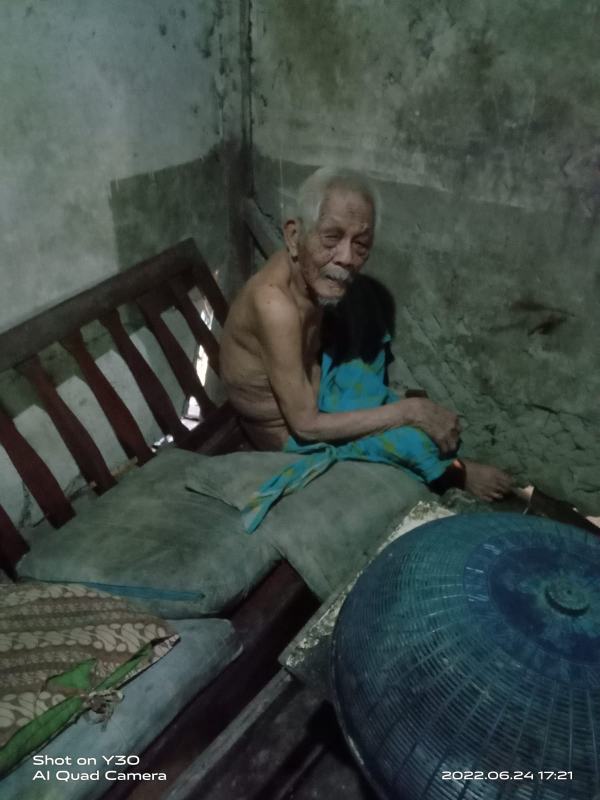 Pasangan Lansia Di Sungai Beringin Menangis Haru Saat Terima Bantuan Dari KJB