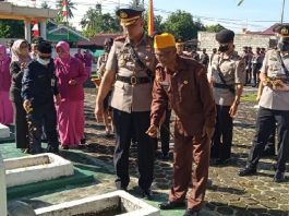Kapolres Karimun Pimpin Ziarah Makam Pahlawan dan Upacara Tabur Bunga Dalam Rangka Hari Bhayangkara Ke-76