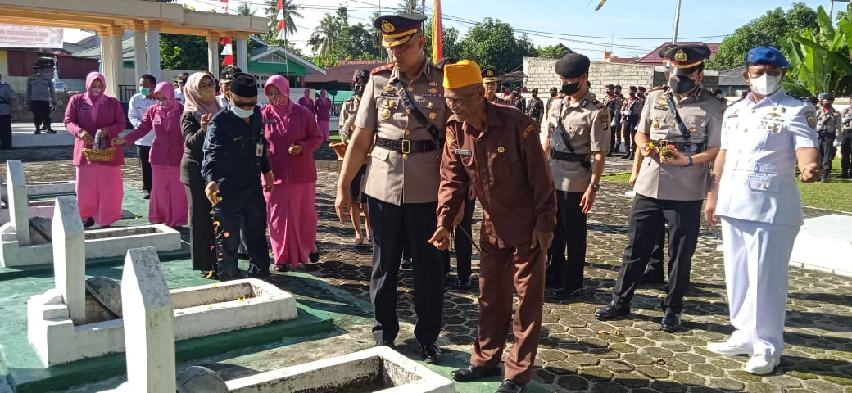 Kapolres Karimun Pimpin Ziarah Makam Pahlawan dan Upacara Tabur Bunga Dalam Rangka Hari Bhayangkara Ke-76