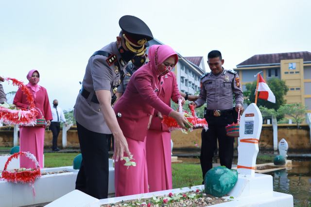 Polres Inhil Upacara Ziarah Dan Tabur Bunga di TMP Yudha Bhakti