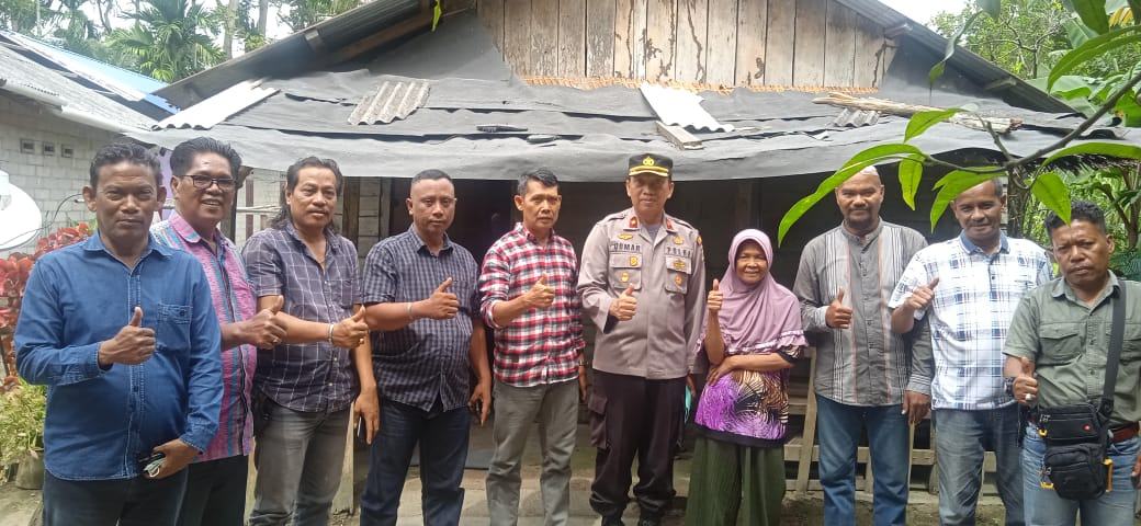 Rangkaian HUT Bhayangkara Ke-76, Kapolsek Kundur Menyerahkan Bantuan MCK Kepada Warga Kurang Mampu