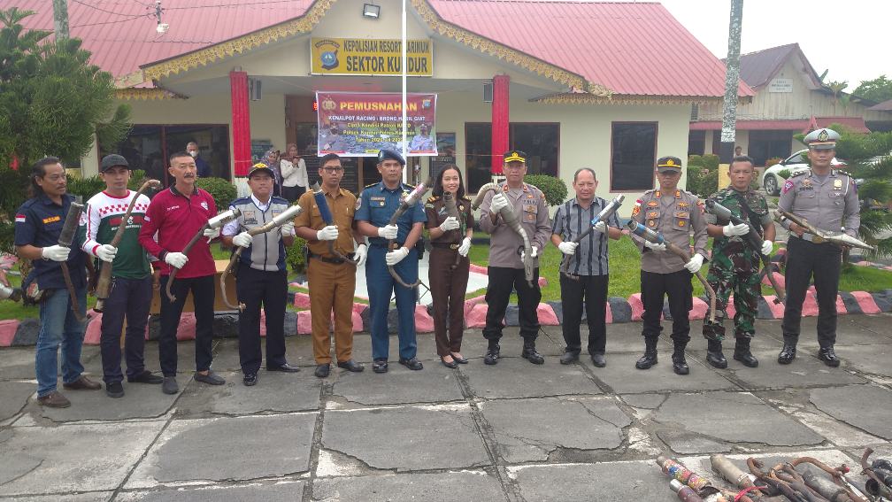Ratusan Knalpot Racing Dimusnahkan Di Mapolsek Kundur