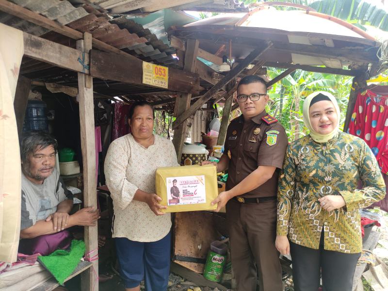 Masyarakat Penerima Sembako Di Hari Bhakti Adhyaksa, Sampaikan Terimakasih Kepada Kejaksaan