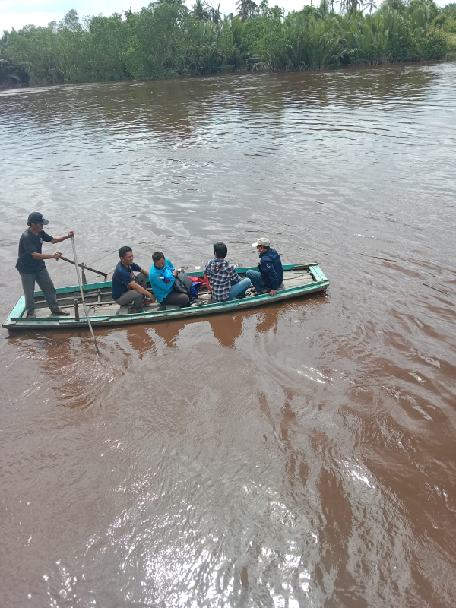 Memudahkan Masyarakat Pembuatan e-KTP, Disdukpencapil Inhil Nyebrangi Sungai Ke Rumah-rumah Warga