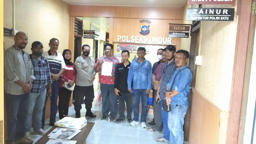 Diduga Hina Profesi Wartawan Melalui FB, Oknum Guru SDN 002 Ungar Dilaporkan Ke Polsek Kundur Diduga Hina Profesi Wartawan Melalui FB, Oknum Guru SDN 002 Ungar Dilaporkan Ke Polsek Kundur