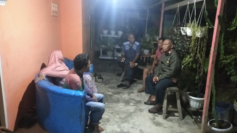 Ibu UF bersama tokoh masyarakat Kebun Pinang Tanjungbatu, kediaman Ketua RT setempat