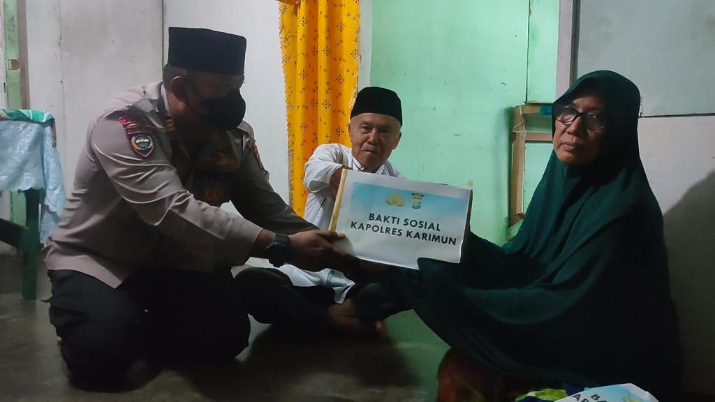 Adam, Lansia di Belakang Orari Dapat Bantuan Sembako Dari Polres Karimun