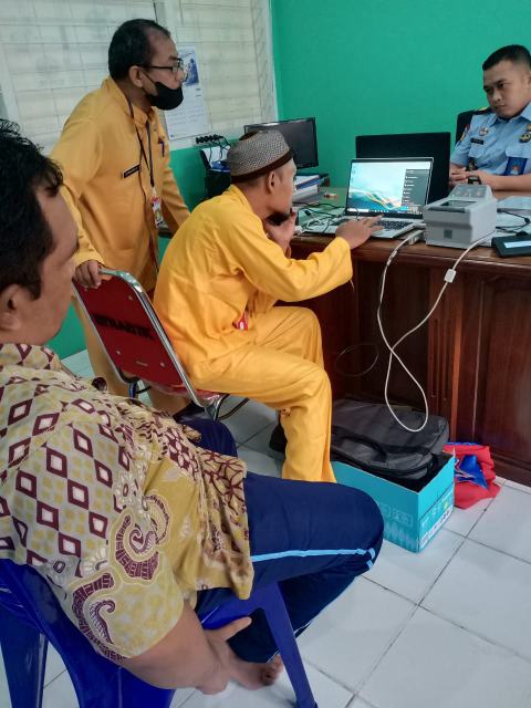 Tim Jemput Bola Disdukpencapil Melakukan Perekaman Di Lembaga Pemasyarakatan