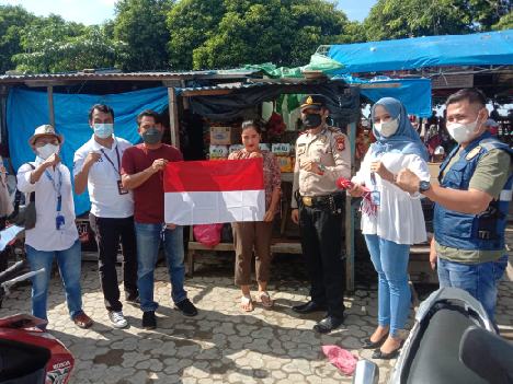 Polsek Kawasan Pelabuhan Tembilahan Bersama Pelindo Dan KSOP Bagikan Bendera Kepada Masyarakat Wilayah Pelabuhan