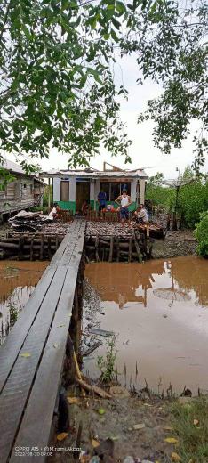 Angin Puting Beliung Memporak-porandakan Atap Rumah Warga Di Desa Batang Sari