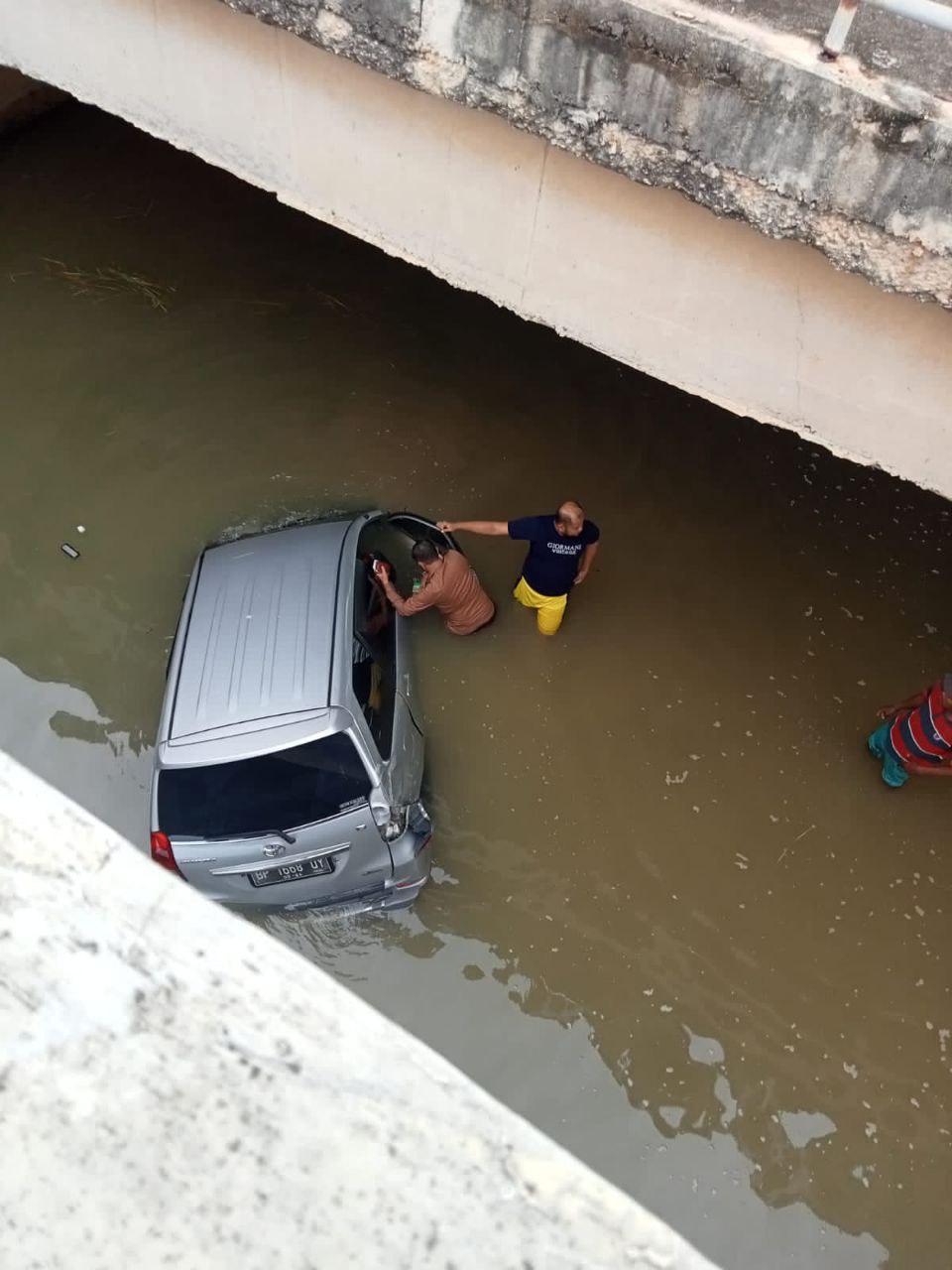 Seorang Guru Jatuh ke Sungai Jembatan II Coastal Area Bersama Mobil Yang Dikemudikan