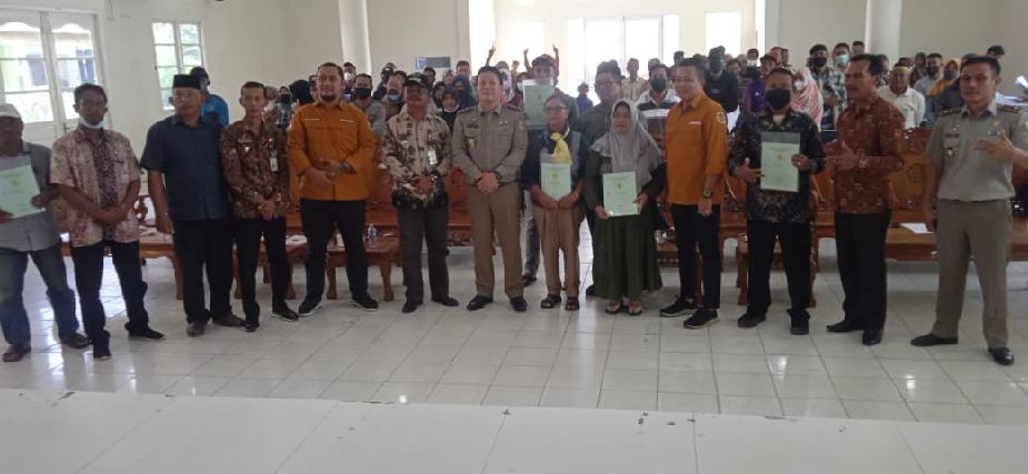 BPN Karimun Serahkan 147 Sertifikat Gratis Untuk Warga Kundur BPN Karimun Serahkan 147 Sertifikat Gratis Untuk Warga Kundur