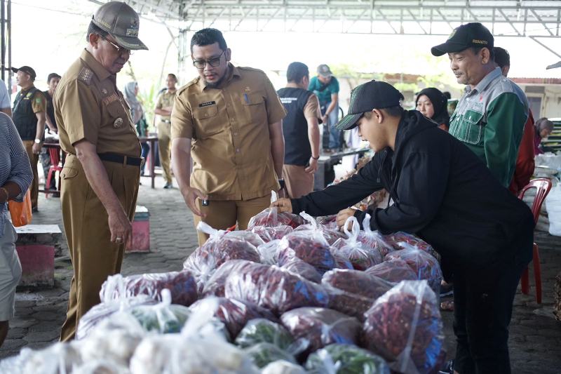 Bupati Inhil H M Wardan Tinjau Pasar Murah Disperindag