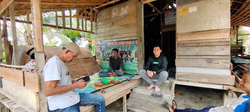 Satriadi beserta rekan, saat menjenguk Rahman