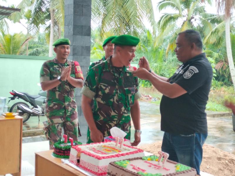 HUT TNI Ke-77, Pemerintah Kecamatan Batang Tuaka Memberikan Kue Ultah Ke Koramil 012