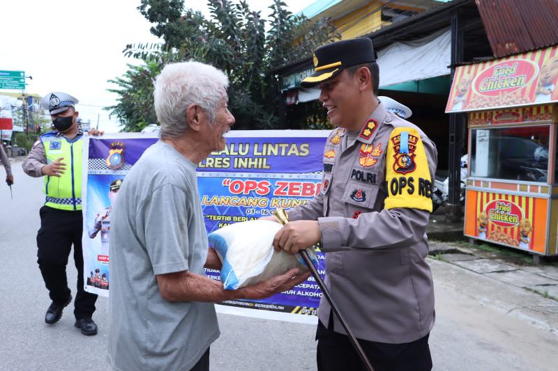 Operasi Zebra Lancang Kuning 2022, Kapolres Inhil Bagikan Sembako Dan Helm Pada Masyarakat