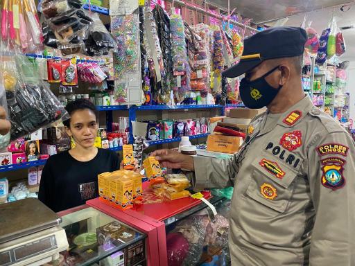 Aparat Polsek Dan Jajaran Mengamankan Obat Yang Diduga Berbahaya Di Sejumlah Toko Di Senayang Aparat Polsek Dan Jajaran Mengamankan Obat Yang Diduga Berbahaya Di Sejumlah Toko Di Senayang