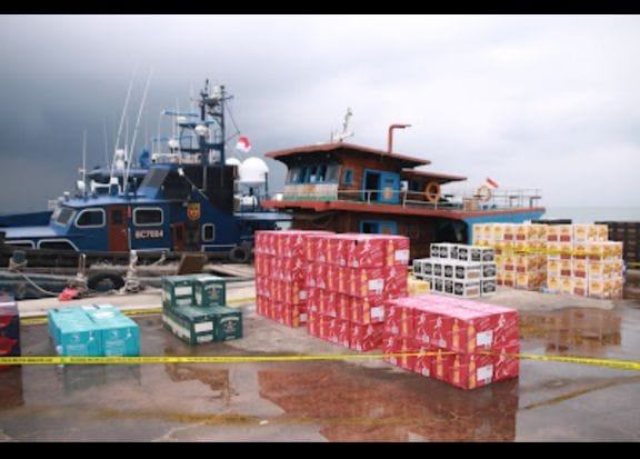 Operasi Jaring Sriwijaya Berhasil Tangkap Kapal Kayu Bermuatan Mikol Ilegal Senilai Rp4,38 Miliar Operasi Jaring Sriwijaya Berhasil Tangkap Kapal Kayu Bermuatan Mikol Ilegal Senilai Rp4,38 Miliar