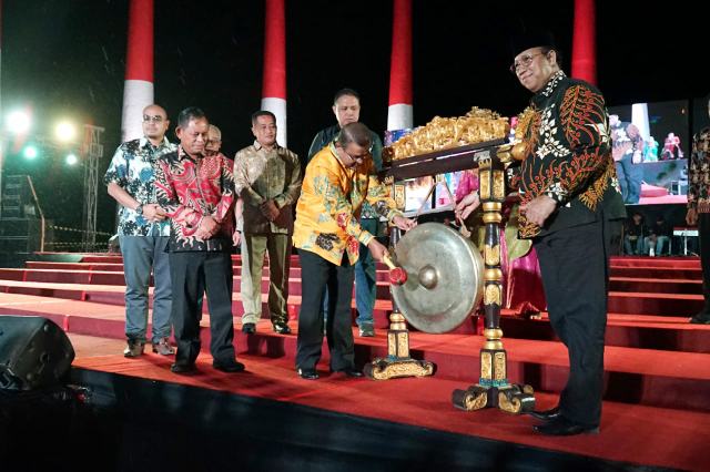 Bupati Karimun Aunur Rafiq Membuka Secara Resmi Pagelaran Seni Pelangi Budaya Nusantara