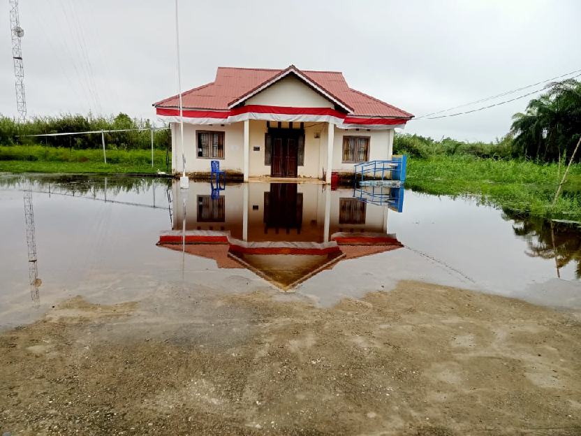Kantor Desa Kuala Sebatu Kecamatan Batang Tuaka Kabupaten Indragiri Hilir terendam banjir.