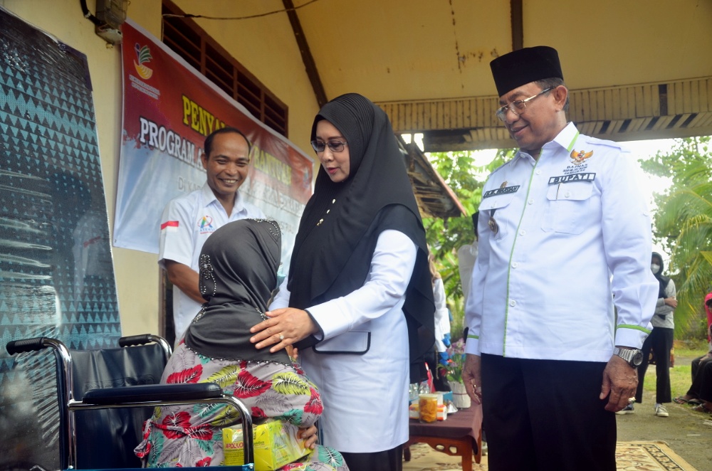 Bupati Inhil Menyerahkan Bantuan Program Atensi Sentra Abiseka Pekanbaru