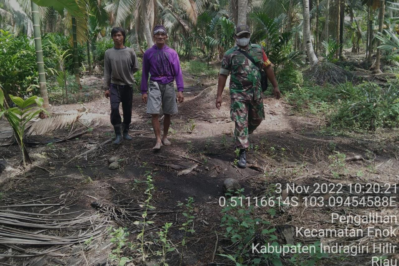 Babinsa Koramil 02/TM Sertu Elia Rahman Laksanakan Giat Patroli dan Sosialisasi Karhutla di Wilayah Binaan 