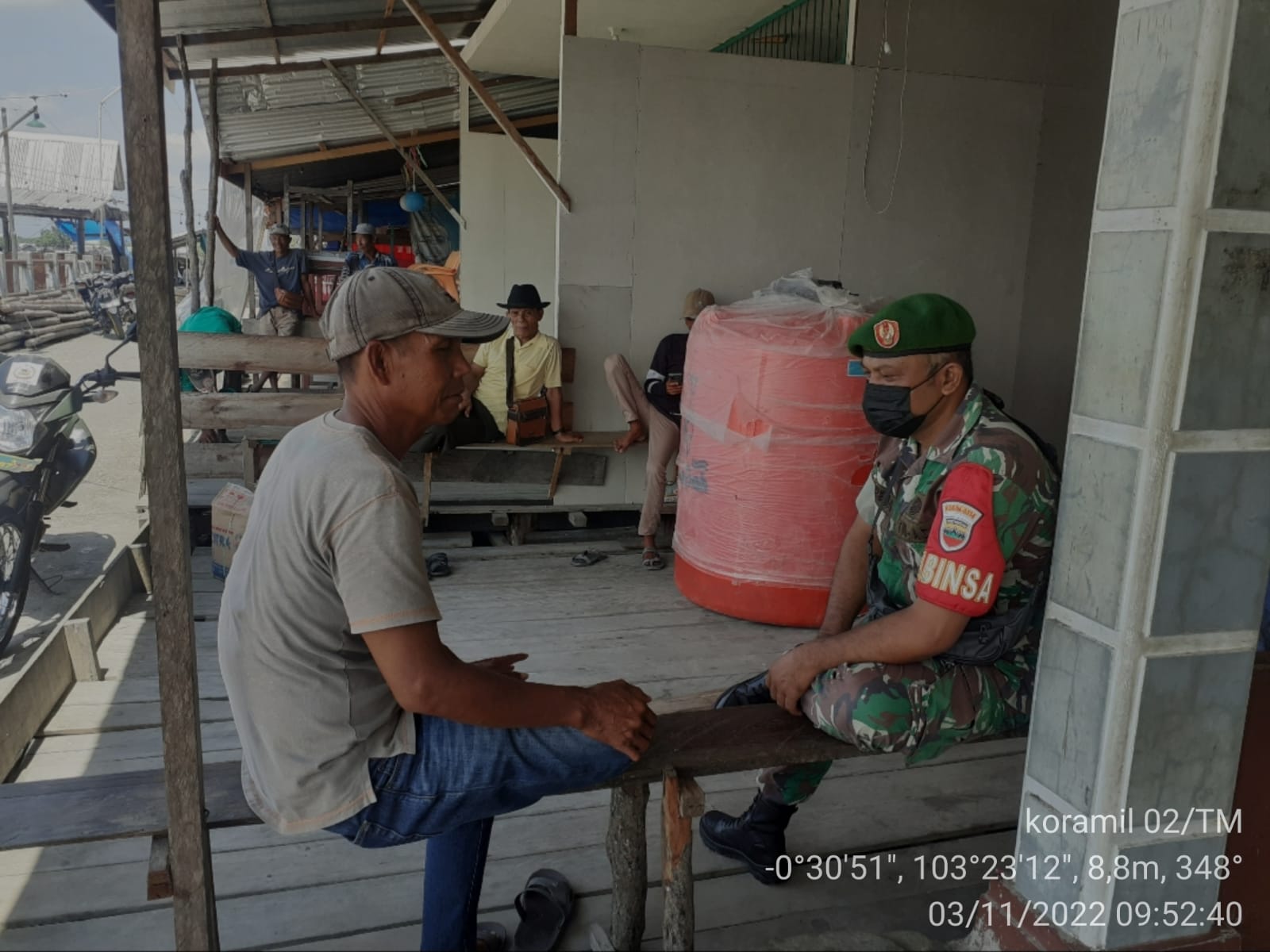 Sertu P Siregar Babinsa Koramil 02/TM Jalin Silaturahmi dengan Warga di Desa Tanah Merah