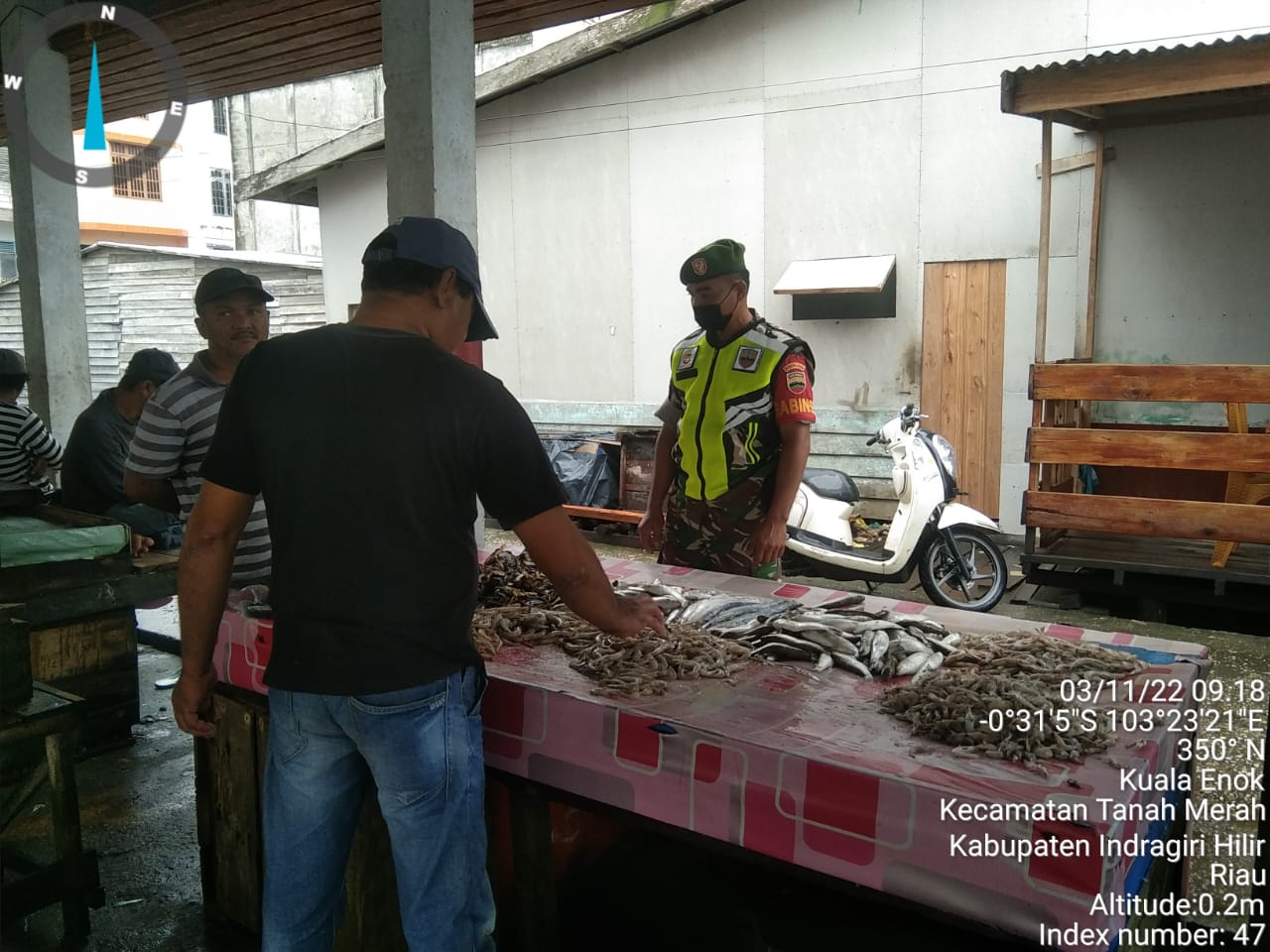Sasar Pasar Ikan, Sertu HM Sibarani Anggota Koramil 02/TM Laksanakan Himbauan Kepada Pedagang