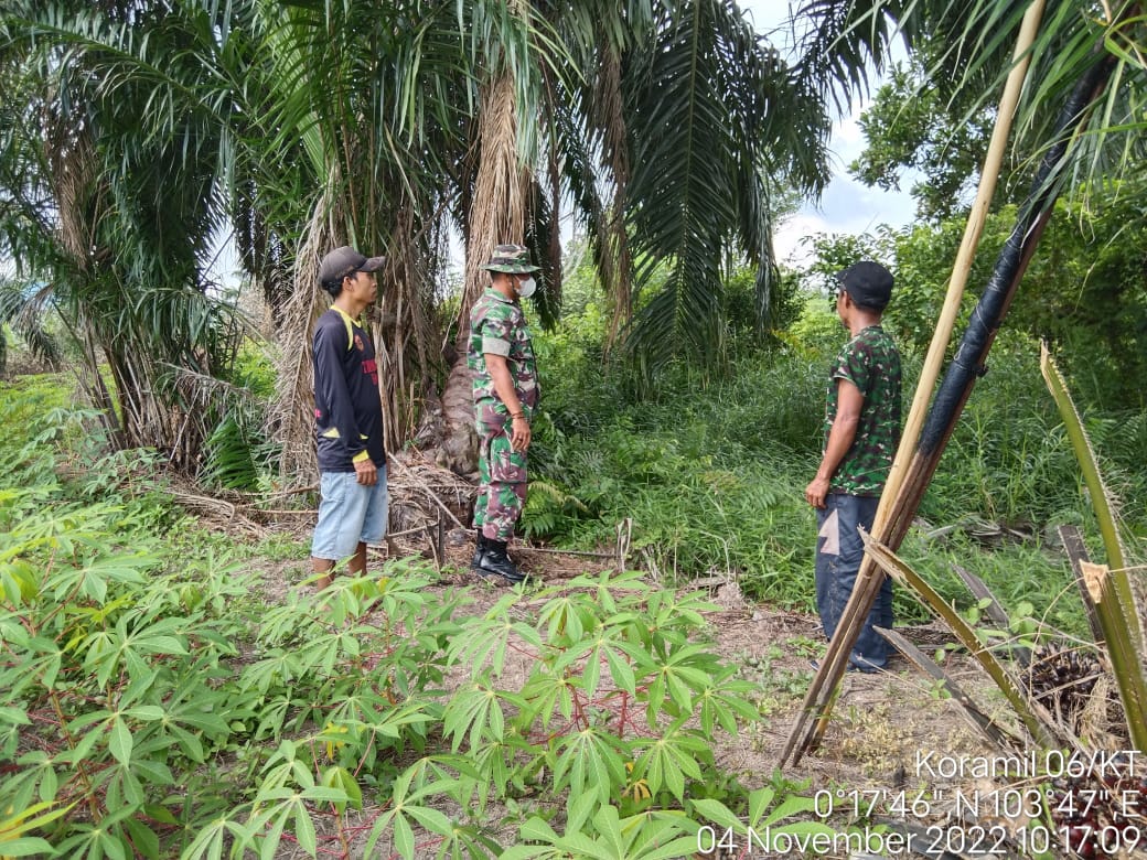 Serda Lendi Babinsa Koramil 06/KTM Gelar Giat Patroli dan Sosialisasi Karhutla di Wilayah Binaan 