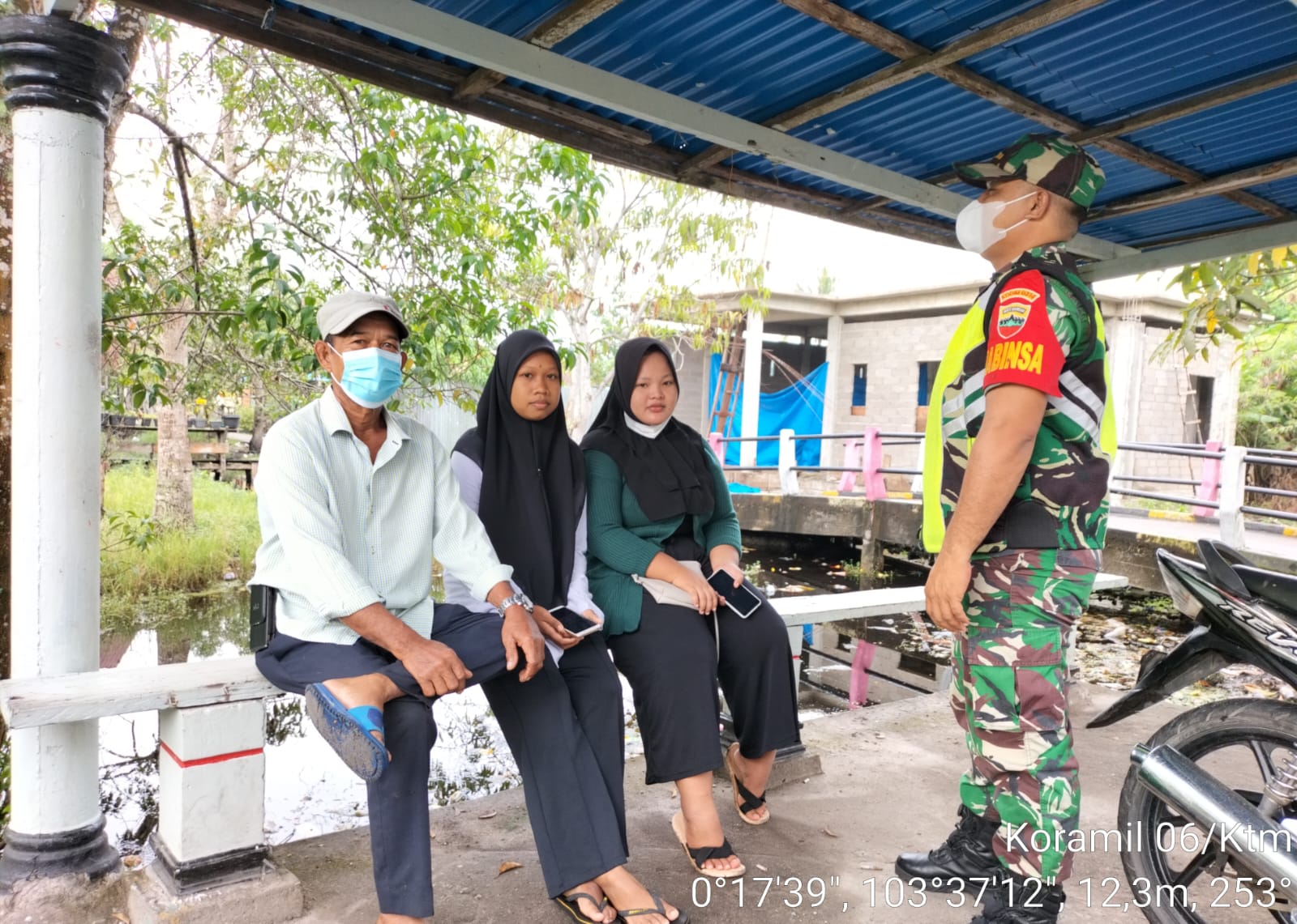 Serda Edili Zalukhu Babinsa Koramil 06/KTM, Beri Himbauan Protokol kesehatan Secara Humanis di Depan Sungai Simbar 