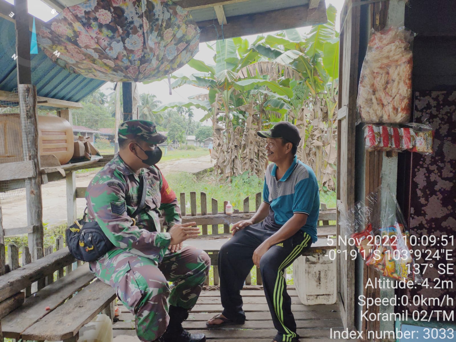 Serma Boy R Sitompul Laksanakan Komsos dengan Warga Binaan di Kelurahan Enok 