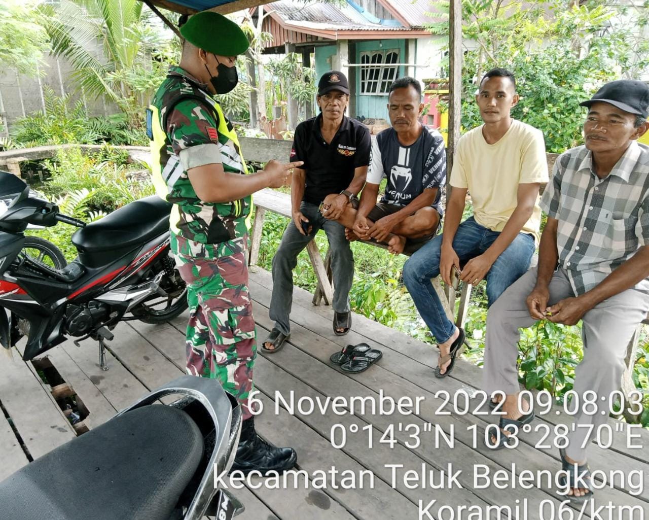 Warga Desa Tunggal Rahayu Jaya dapat Himbauan Protokol kesehatan dari Babinsa Praka Raja Oloan Sihotang 