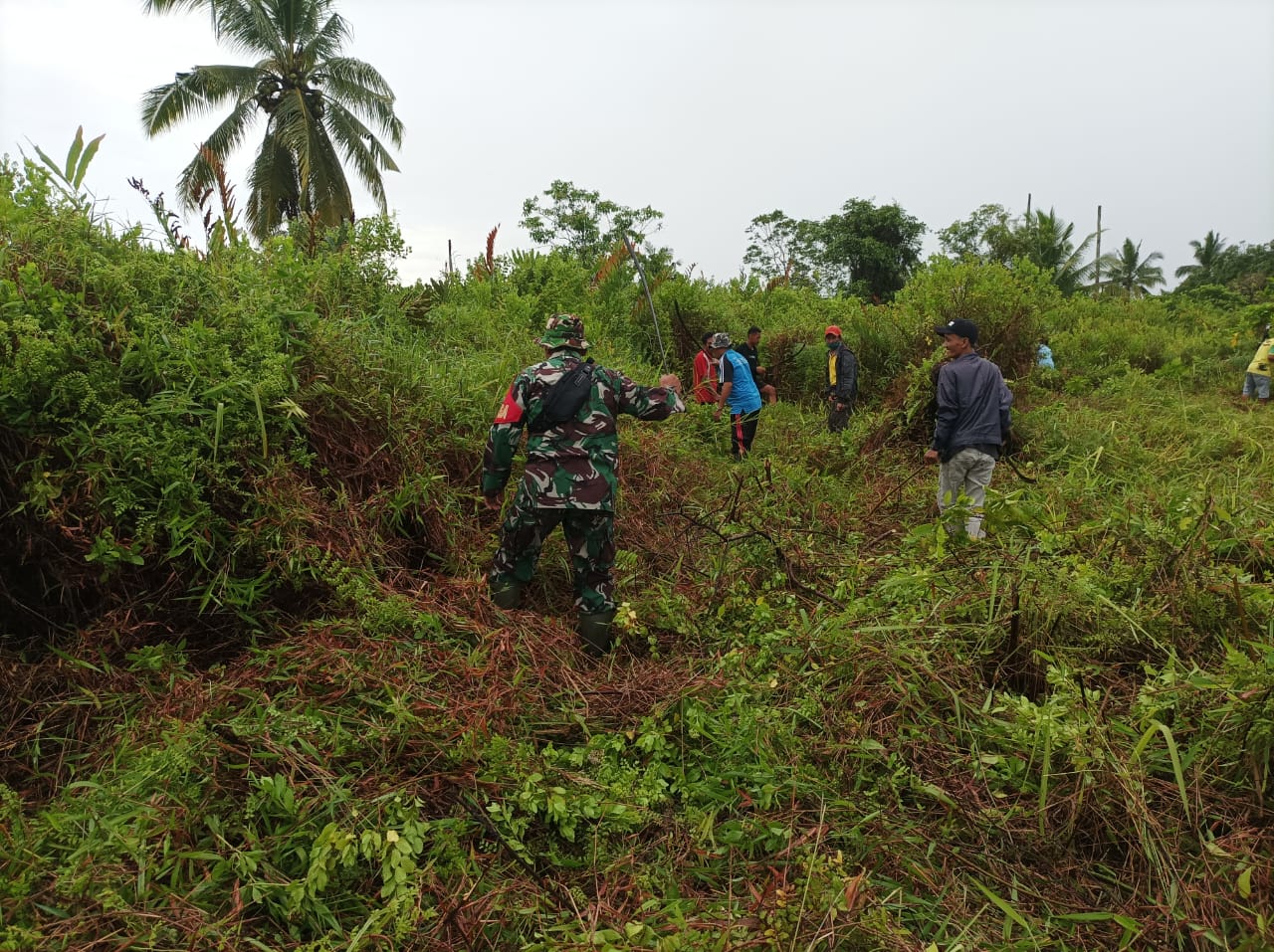Serma Ragil Muliadi Babinsa Koramil 06/KTM Ajak Warga Binaan Gotong-royong Membersihkan Semak Belukar di TPU