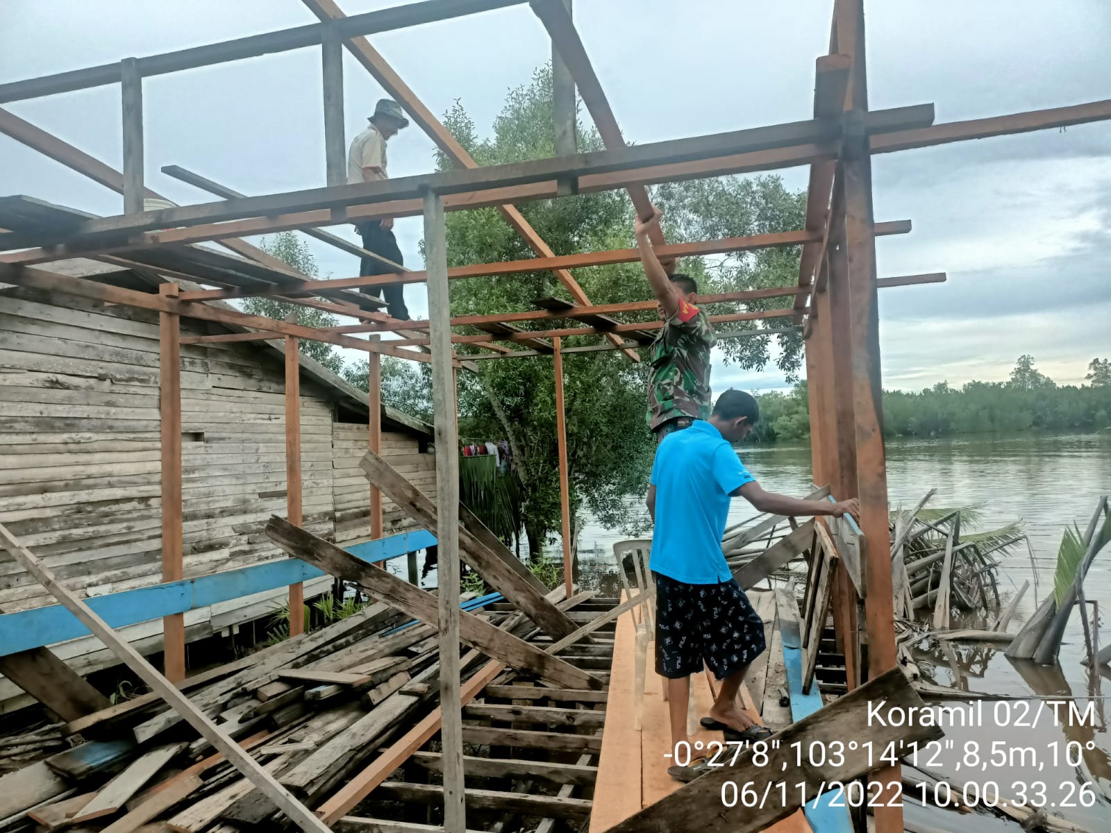 Babinsa Koramil 02/TM Kopda M Adrian Laksanakan Komsos Bantu Salah Satu Warga Binaan Membangun Rumah