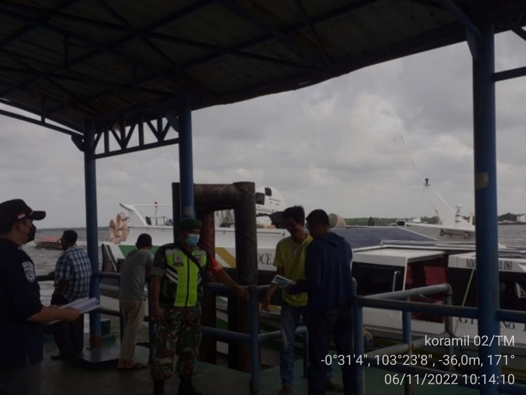 Anggota Koramil 02/TM Sertu P Siregar Beri Himbauan Protokol kesehatan Kepada Penumpang Speedboat 