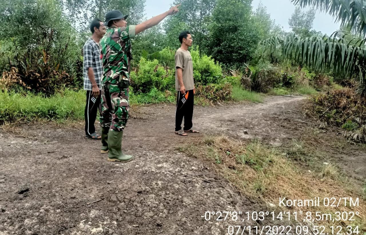 Kopda Muhammad Adrian Babinsa Koramil 02/TM Laksanakan Patroli dan Sosialisasi Karhutla di Wilayah Binaan 