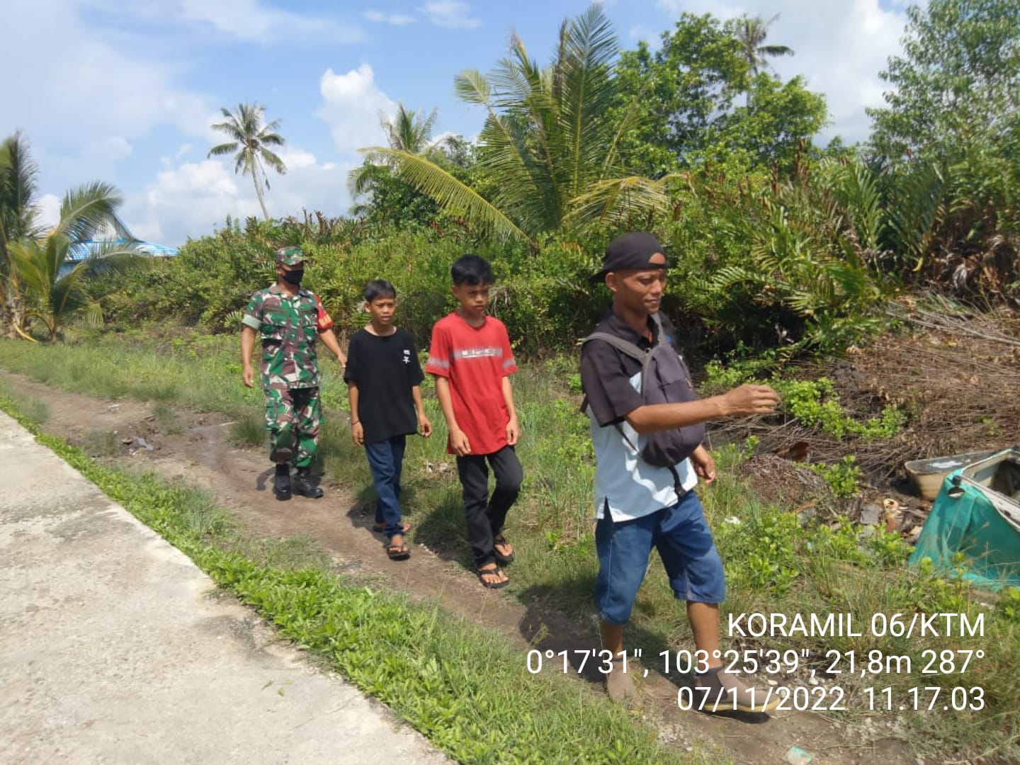 Serda Rudi Hartono Babinsa Koramil 06/KTM Giat Patroli dan Sosialisasi Karhutla di Desa Sakarotan 