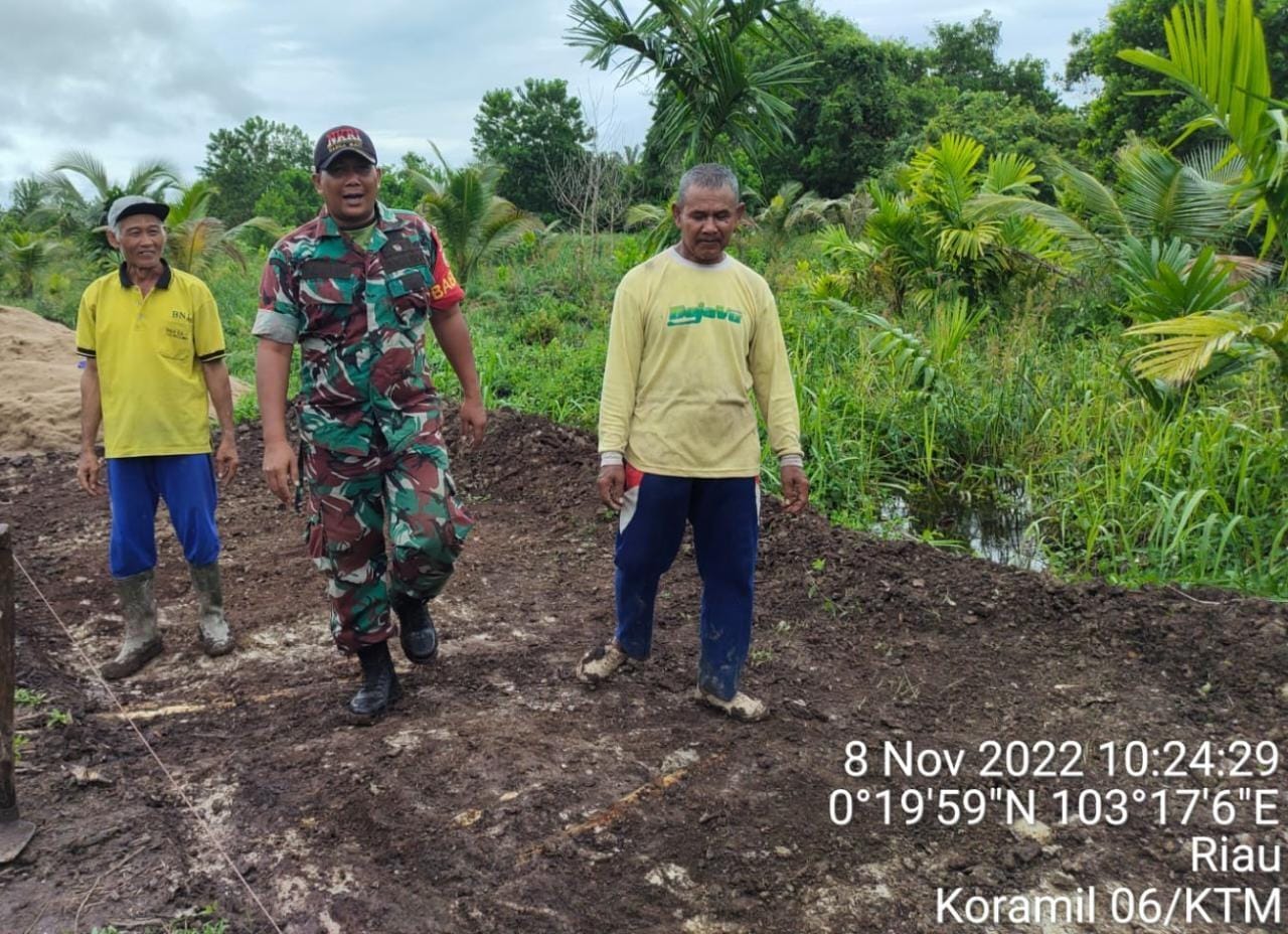 Antisipasi Karhutla, Koptu Al Alim Babinsa Koramil 06/KTM Laksanakan Patroli di Desa Sumber Jaya 