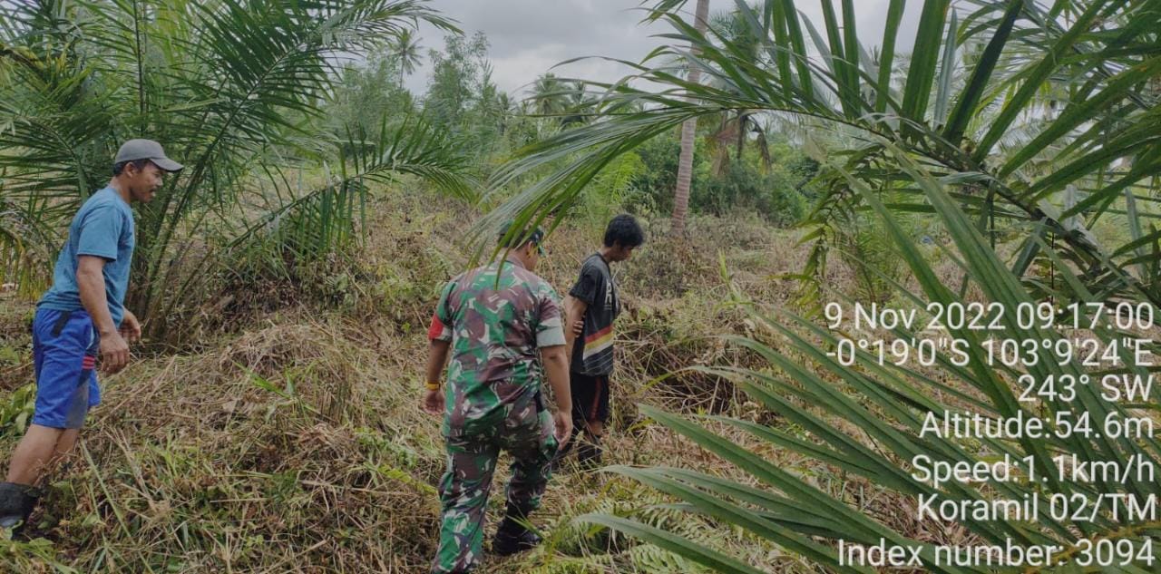Cegah Karhutla, Serma Boy R Sitompul Laksanakan Patroli dan Sosialisasi di Wilayah Parit Mesjid Desa Simpang Tiga Daratan 