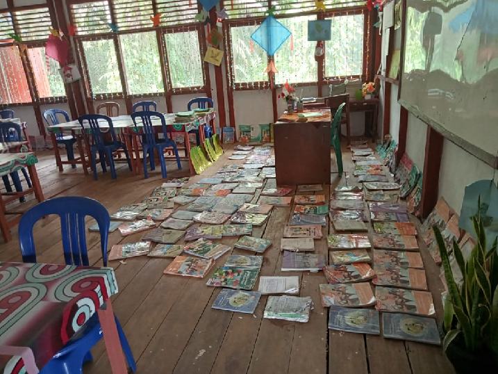 Akibat Banjir Ribuan Buku di Perpustakaan SD Negeri 021 Tempuling Basah dan Rusak