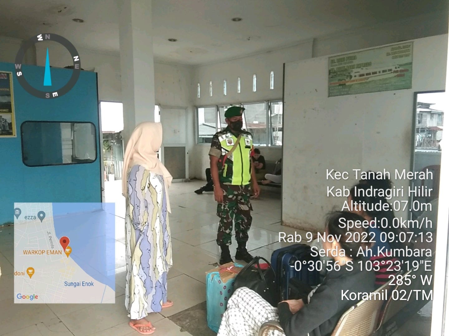 Anggota Koramil 02/TM, Serda AH Kumbara Laksanakan Himbauan Protkes Kepada Masyarakat di Pelabuhan 