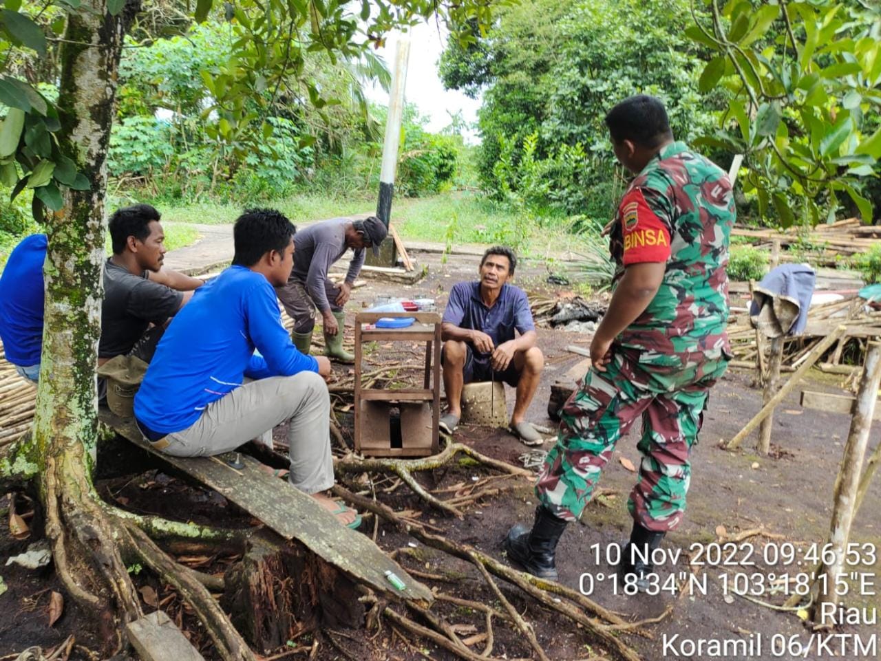 Tingkatkan Hubungan Baik, Koptu Al Alim Babinsa Koramil 06/KTM Laksanakan Komsos dengan Warga Binaan 