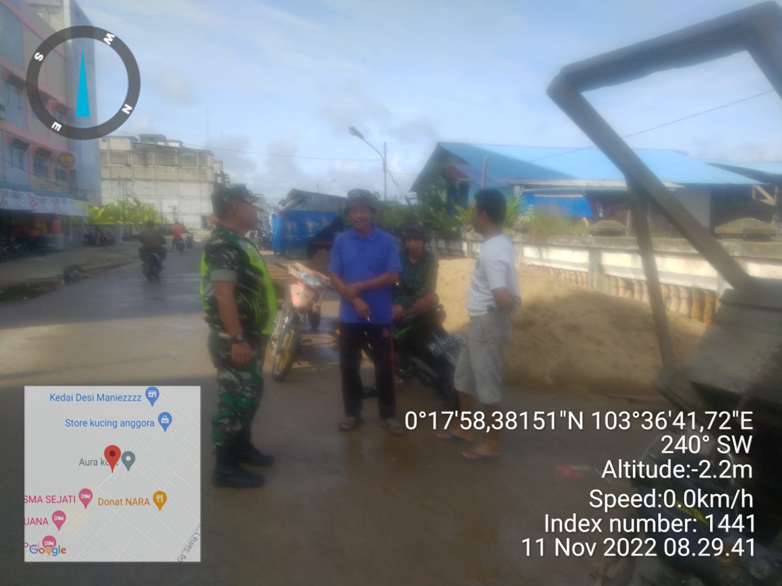 Cegah Penyebaran COVID-19, Sertu Jonni Pasaribu Laksanakan Himbauan Protkes di Desa Tanjung Raja