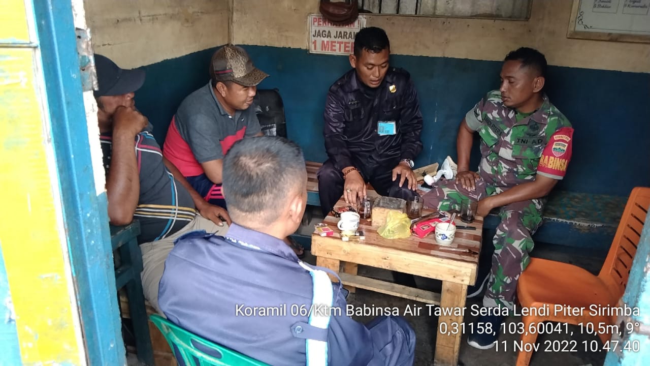 Babinsa Koramil 06/KTM Serda Lendi Piter Sirimba Laksanakan Komsos dengan Warga Kampung Pancasila 