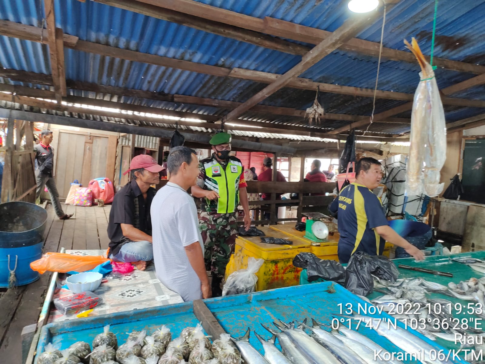 Sasar Pasar Ikan, Koptu Al Alim Anggota Koramil 06/KTM Laksanakan Himbauan Kepada Pedagang dan Warga 