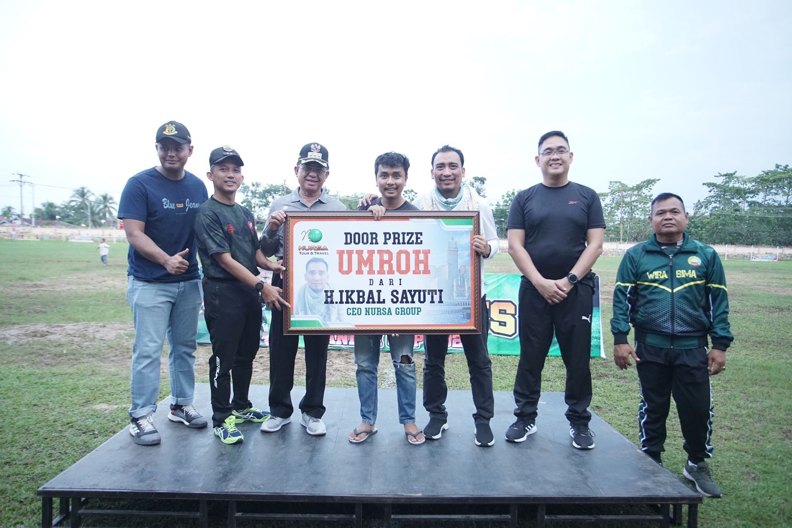 H Ikbal Sayuti Serahkan Langsung Door Prize Paket Umroh Gratis Pemenang Tiket Undian Turnamen Sepakbola Dandim Cup 